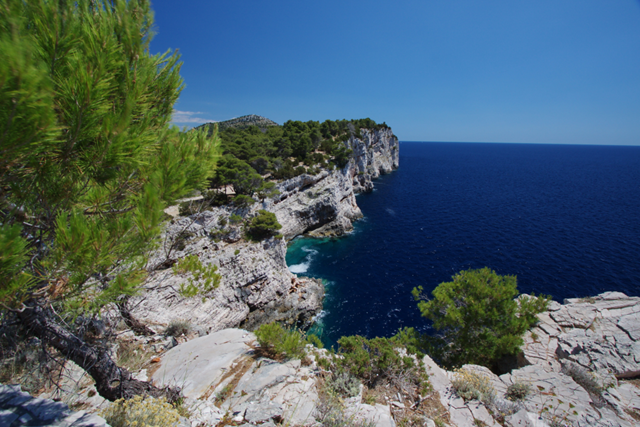 Steilklippen in der Telascici Bucht
