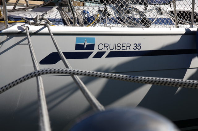 Bora – Schaumkronen im Hafenbecken